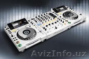 White Limited Edition 2 X Pioneer CDJ-2000   Pioneer DJM-900 Mixer.